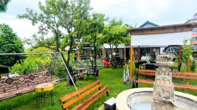 Çocuk oyun alanı ve yeşil bahçe